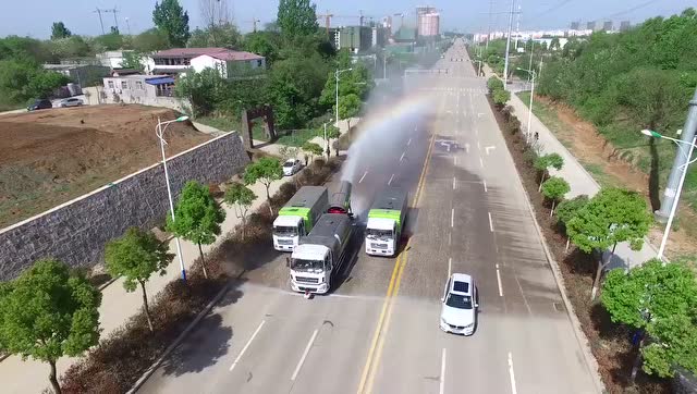 信陽(yáng)雄獅重工抑塵車、清掃車后美麗彩虹